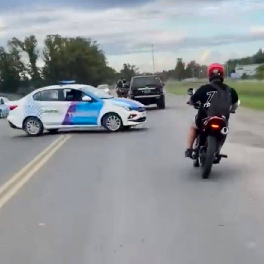 Un móvil de Tránsito cruzó la Ruta 3 para frenar motociclistas y casi provoca un accidente